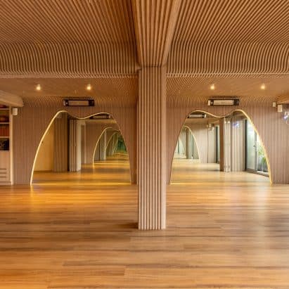 Meksika'da Ahşap Detaylı Yoga Stüdyosu