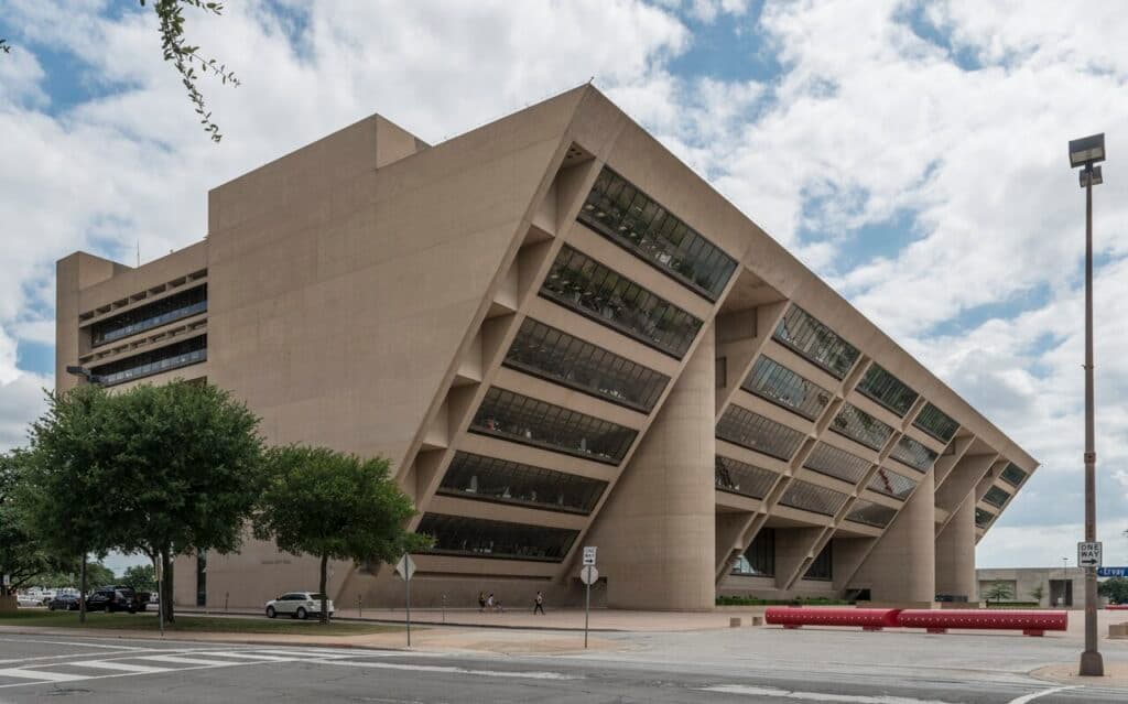 Brutalizm Ve Dallas Belediye Binası Savunması